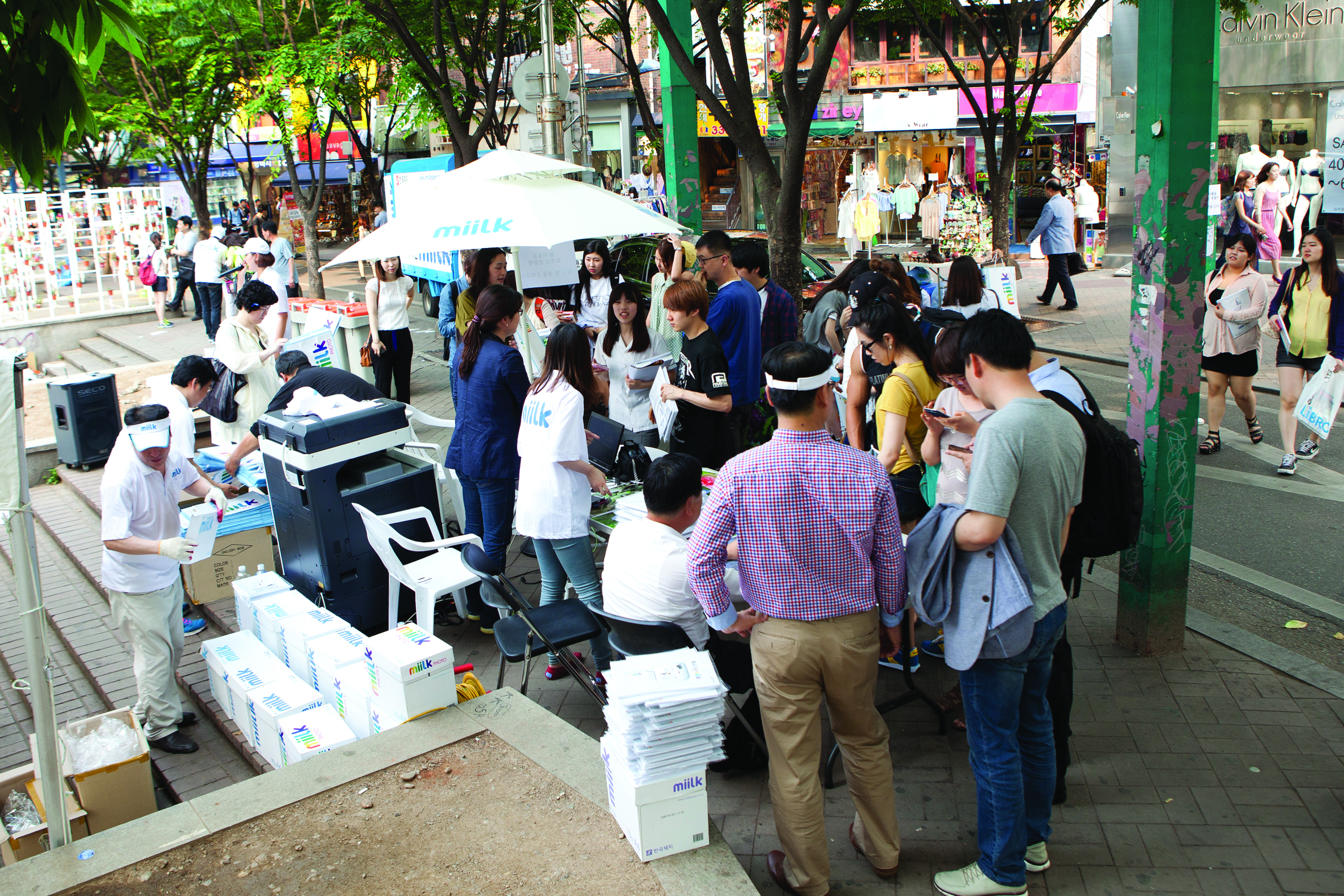 [Roadshow] the successfully conducted miilk roadshow in the summer streets. 